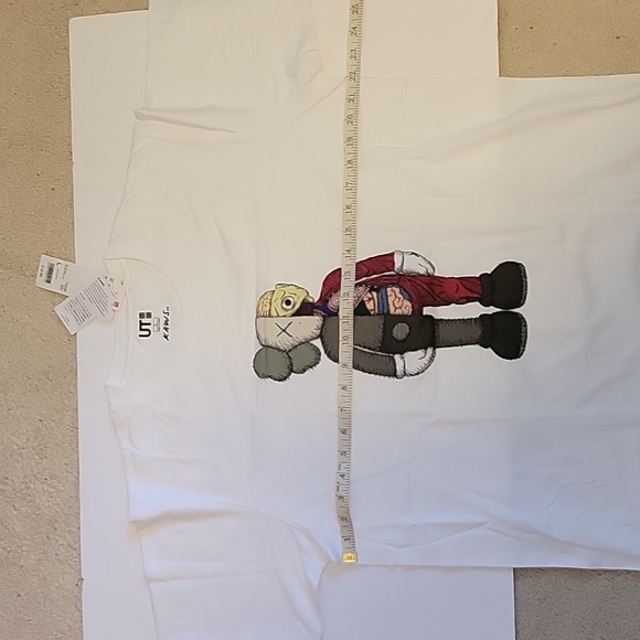*NWT* UNIQLO KAWS - Picture 4 of 9